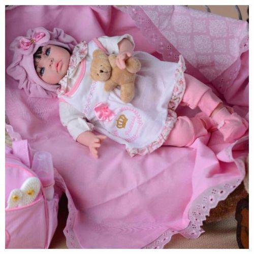 Boneca Bebê Reborn Princesa Larinha Cabelos Pretos Roupa Rosa 53cm com 20 Acessórios