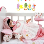 Boneca Bebê Reborn Princesa Larinha Cabelos Pretos Roupa Rosa 53cm com 20 acessórios