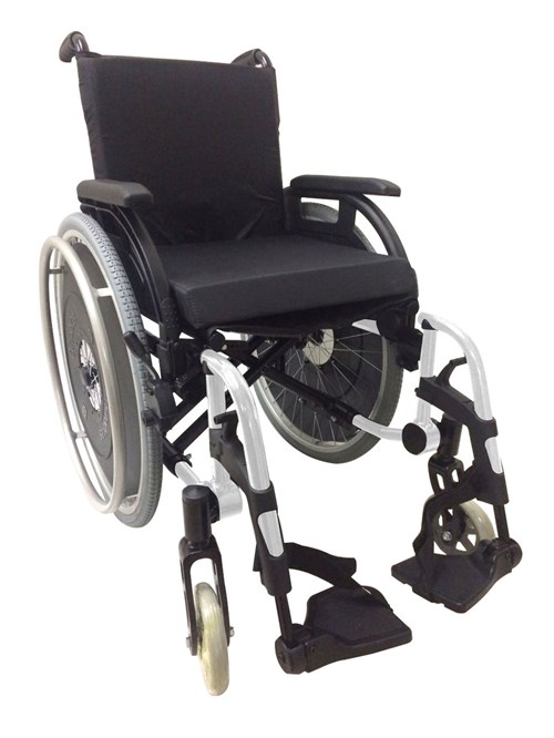 Cadeira de Rodas K3 Alumínio Pés Removíveis 50Cm Prata Ortobras (Cód. 10937)