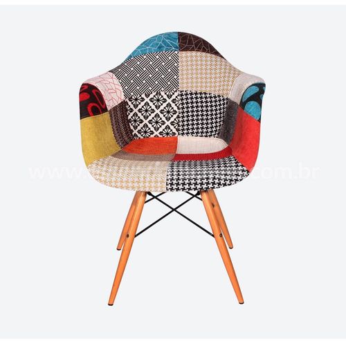 Cadeira Eames com Patchwork Base Madeira com Braço