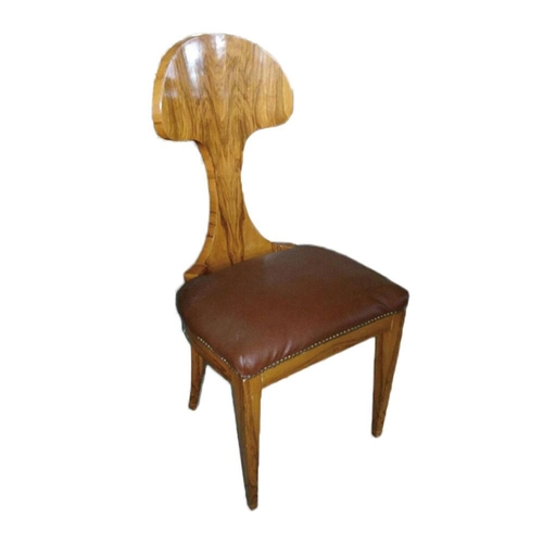 Cadeira em Madeira Estofado de Couro - 103x53x43cm