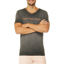 Camiseta Gola V Calvin Klein Jeans Estampa Logo