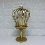 Coroa de metal com suporte dourado