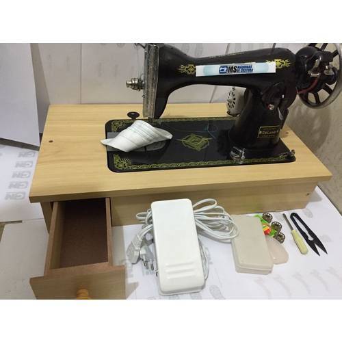 Máquina de Costura Semi-industrial Pretinha com Gaveta