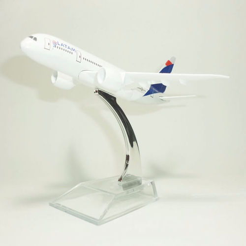 Tudo sobre 'Miniatura Avião Metal Boeing Airbus Vários Modelos 16x15 Cm - LATAM'