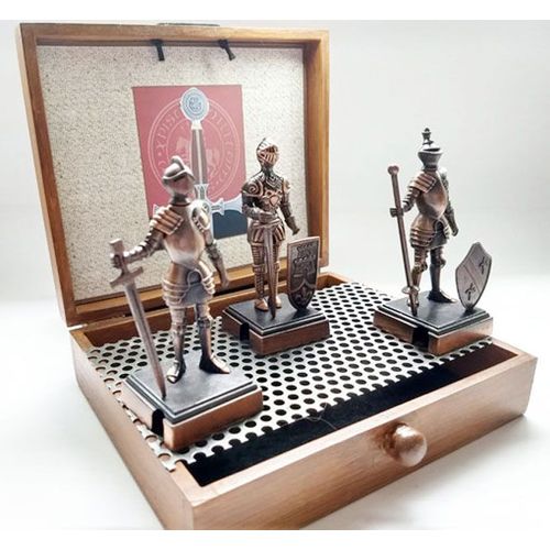 Miniaturas Decorativas com 3 Cavaleiros Medievais em Metal