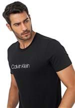 Ficha técnica e caractérísticas do produto Camiseta Calvin Klein Lettering Preta