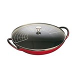 Ficha técnica e caractérísticas do produto Panela Wok em Ferro Fundido com Tampa em Vidro Cereja Staub - 37cm - VERMELHO